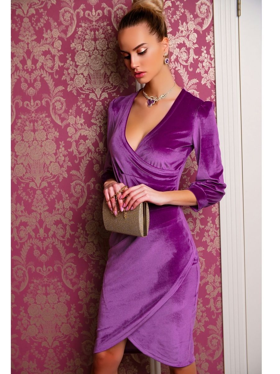 Фиолетовое бархатное платье